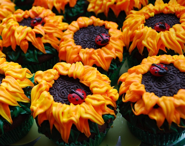 Oreo-topped flower cupcakes 377 Oreo-topped flower cupcakes 377