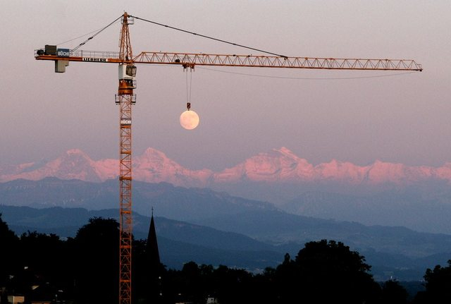 Moon Crane 676