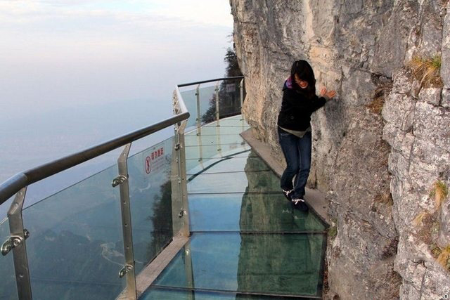 Skywalk on Tianmen Mountain in China is Terrifying for Tourists 121 Skywalk on Tianmen Mountain in China is Terrifying for Tourists 121
