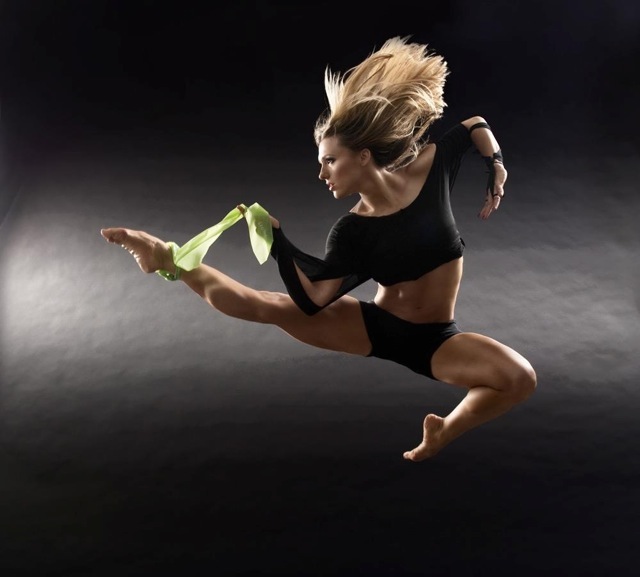 Dance of the green leg 9ky8t7