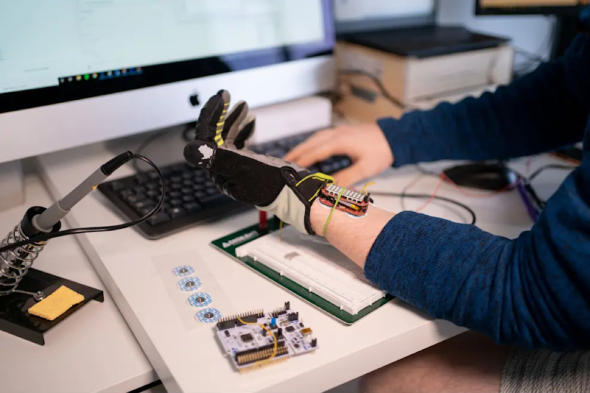Robotic glove which uses AI to improve muscle grip could help millions