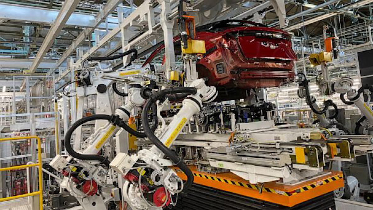Smart robots do all the work at Nissan’s ‘intelligent’ plant