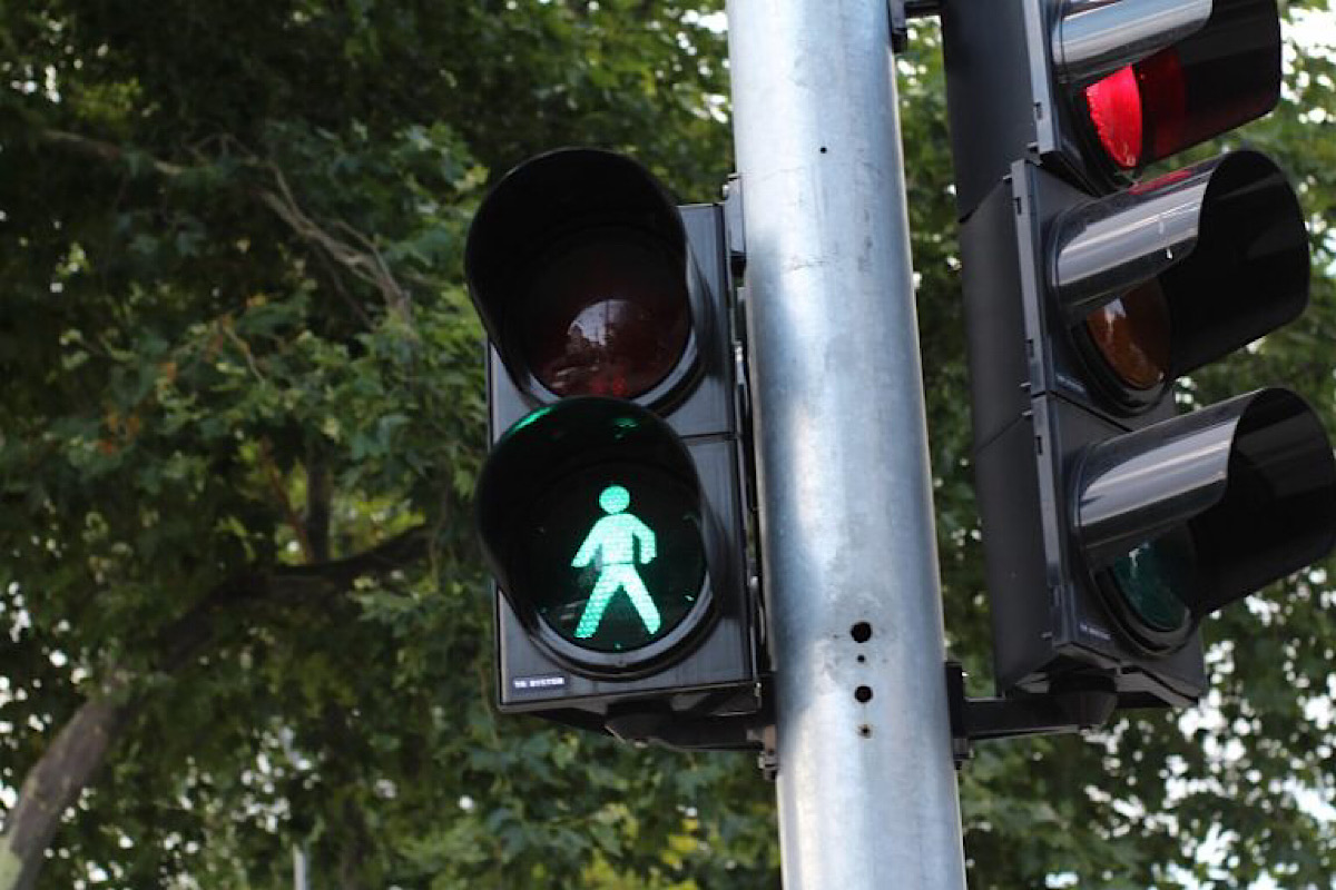 Scientists propose a fourth light on traffic signals for self-driving cars